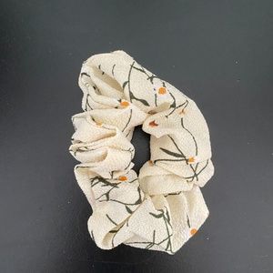 white scrunchie w/ daisy